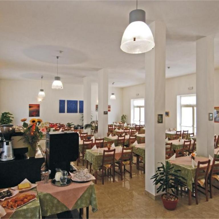 Happy_Hotel (3)